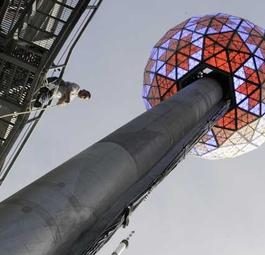Хрустальный шар на Таймс-Сквер зажегся в 2015 году 32 256-ю светодиодами
