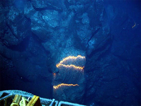 Ученые нашли жизнь даже в кипящей магме под дном океана!