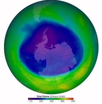 Над Арктикой зияет озоновая дыра рекордных размеров
