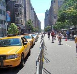 Программа Летние улицы возвращается в Нью-Йорк, запрещая движение транспорта на 11 км дорог на Манхэттене.
