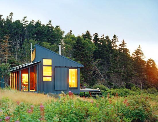 Небольшой уютный домик на острове полностью самообеспечиваем и экологичен