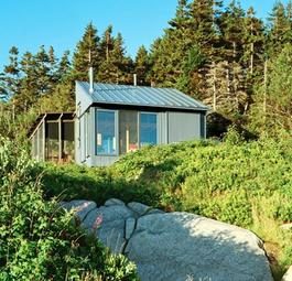 Небольшой уютный домик на острове полностью самообеспечиваем и экологичен