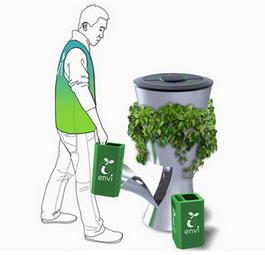 Зеленый мусорный бак с компостом